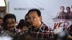 Cagub dan cawagub DKI Jakarta,  Basuki Tjahja Purnama (Ahok) dan Djarot Saiful Hidayat memberikan keterangan di Rumah Lembang, Jakarta, Rabu (16/11). Ahok menerima penetapan dirinya sebagai tersangka kasus penistaan agama. (Liputan6.com/Faizal Fanani)