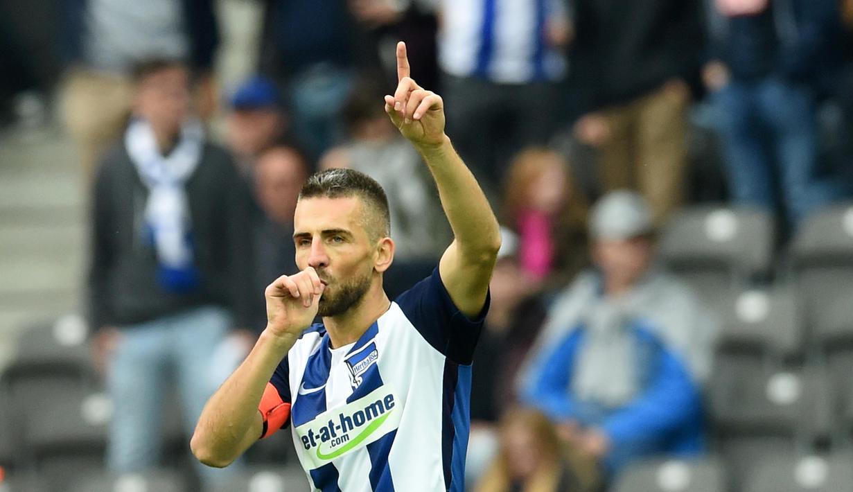 Pemain Hertha Berlin, Vedad Ibisevic berada pada posisi kelima klasemen sementara top scorer Bundesliga, Vedad telah mencetak 11 gol hingga pekan ke-25. (EPA/Maurizio Gambarini)
