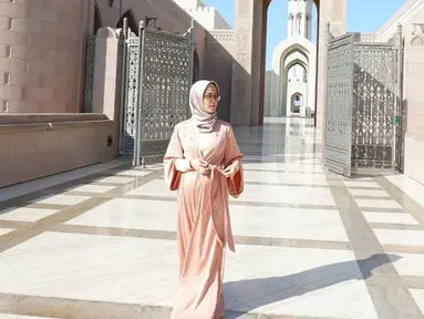 Gaya Eva Anindita dengan busa kasual muslim ini pun terlihat menawan. Dirinya pun tampil dengan sederhana saat menggunakan gamis berwarna pastel dengan hijab senada. (Liputan6.com/IG/@eva_anindita_zachrie)