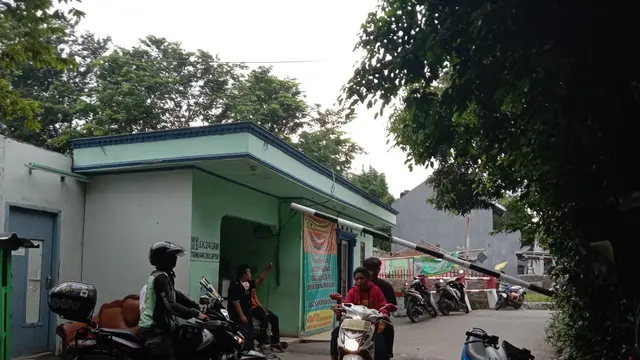 Bekasi Warga Kampung Pisang Batu RW 01, Kelurahan Pejuang, Medansatria, Kota Bekasi, Jawa Barat, menutup akses masuk kampung, usai dua orang warganya meninggal dunia akibat terpapar Covid-19.