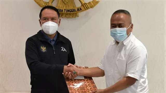 Menpora bersama ketua PWI Atal Depari.
