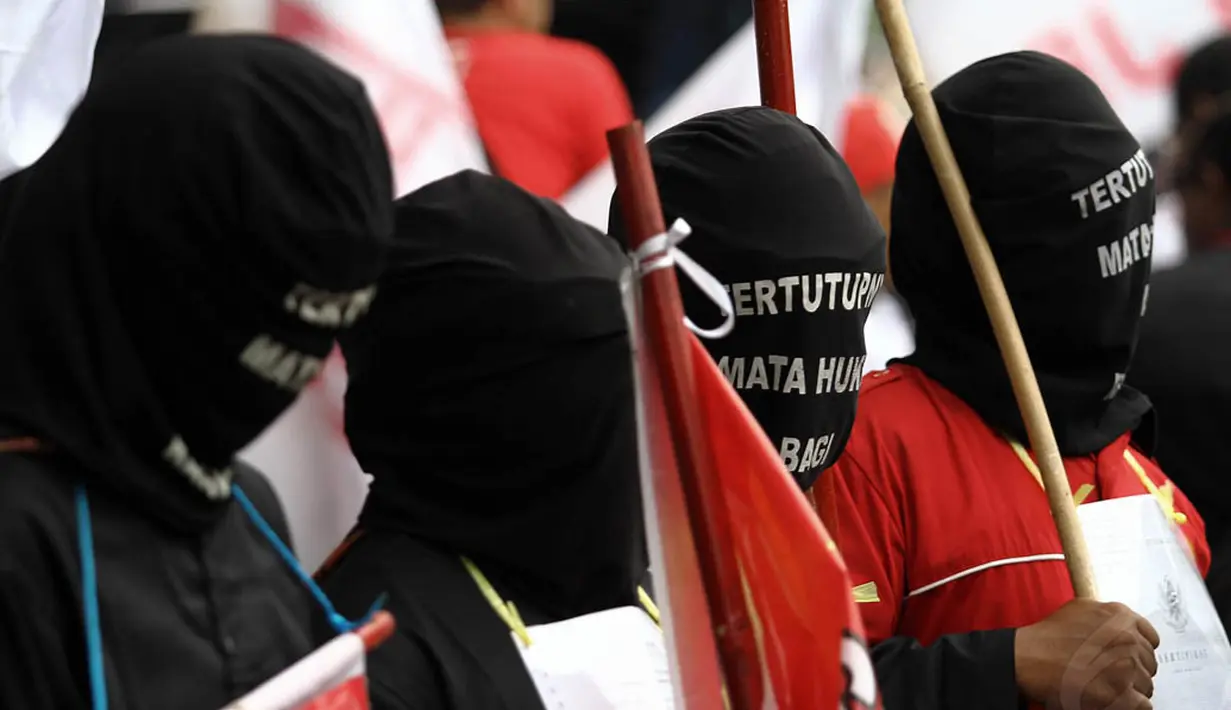 Para relawan tersebut berjalan menuju Istana hanya berbekal sebuah tongkat dan earphone GPS untuk menuntun jalan mereka dari Karawang hingga tiba di Jakarta, Selasa (18/11/2014). (Liputan6.com/Faizal Fanani) 