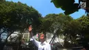 Presiden Joko Widodo menyapa pendukungnya usai mendaftarkan Capres-Cawapres ke Komisi Pemilihan Umum (KPU), Jakarta, Jumat (10/8). Jokowi tampil menggenakan kemeja bertuliskan Bersih, Merakyat, Kerja Nyata. (Merdeka.com/Imam Buhori)