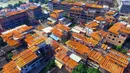 Pandangan udara atap pemukiman warga yang dipenuhi jemuran buah kesemek di Desa Anxi, Fujian, selatan China, 13 Desember 2016. Sejumlah warga memanfaatkan atap rumah mereka untuk mengeringkan kesemek yang akan dijadikan manisan. (REUTERS/Stringer)
