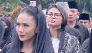 Krisdayanti menghadiri prosesi pemakaman mantan Wakil Presiden RI Jenderal TNI (Purn) H Try Sutrisno di Taman Makam Pahlawan Kalibata Jakarta Selatan. (Foto: Dok. Instagram @krisdayantilemos)