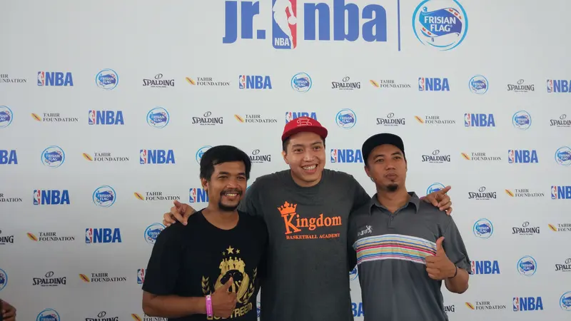 Mantan pemain Garuda Bandung Christ Gideon (tengah) bersama para pelatih dan guru yang ambil bagian pada Coaches Clinic dan Cluster Clinics Jr NBA Indonesia 2017. 