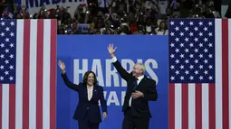 Kamala Harris telah memilih Gubernur Minnesota Tim Walz sebagai pasangannya untuk kampanye melawan mantan Presiden Donald Trump dalam pemilihan presiden November mendatang.  (AP Photo/Matt Rourke)