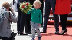 Putra PM Kanada Justin Trudeau, Hadrien, mengarahkan buket bunga kepada fotografer setibanya di Hamburg, Jerman, Kamis (6/7). PM Kanada membawa istri, Sophie Gregoire-Trudeau, dan putranya, Hadrien untuk menghadiri KTT G20. (AP Photo/Markus Schreiber)
