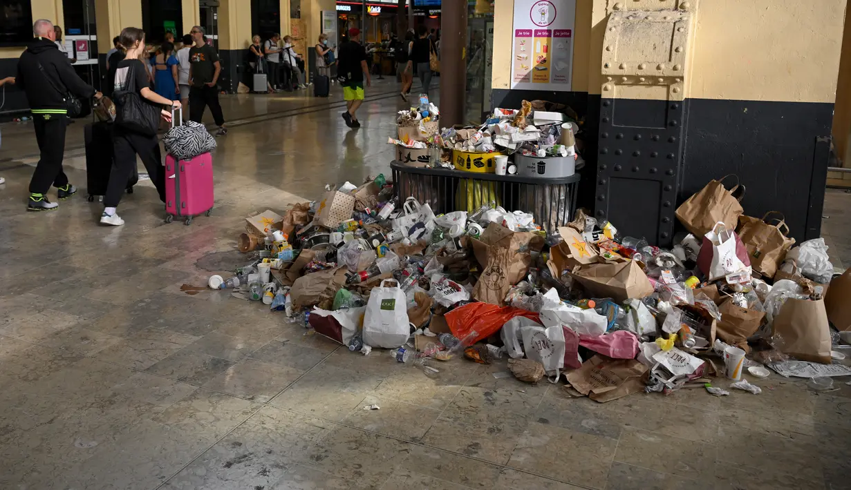 Kantong plastik beterbangan, tong sampah kelebihan muatan dan tanah mulai menghitam di Gare Saint-Charles di Marseille. (AFP/Nicolas Tucat)