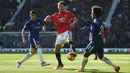 Gelandang Manchester United Nemanja Matic berebut bola dengan pemian Chelsea Willian dan Alvaro Morata pada laga pekan ke-28 Premier League, di Old Trafford, Minggu (25/2). Manchester United menuai kemenangan tipis 2-1 atas Chelsea. (Oli SCARFF / AFP)