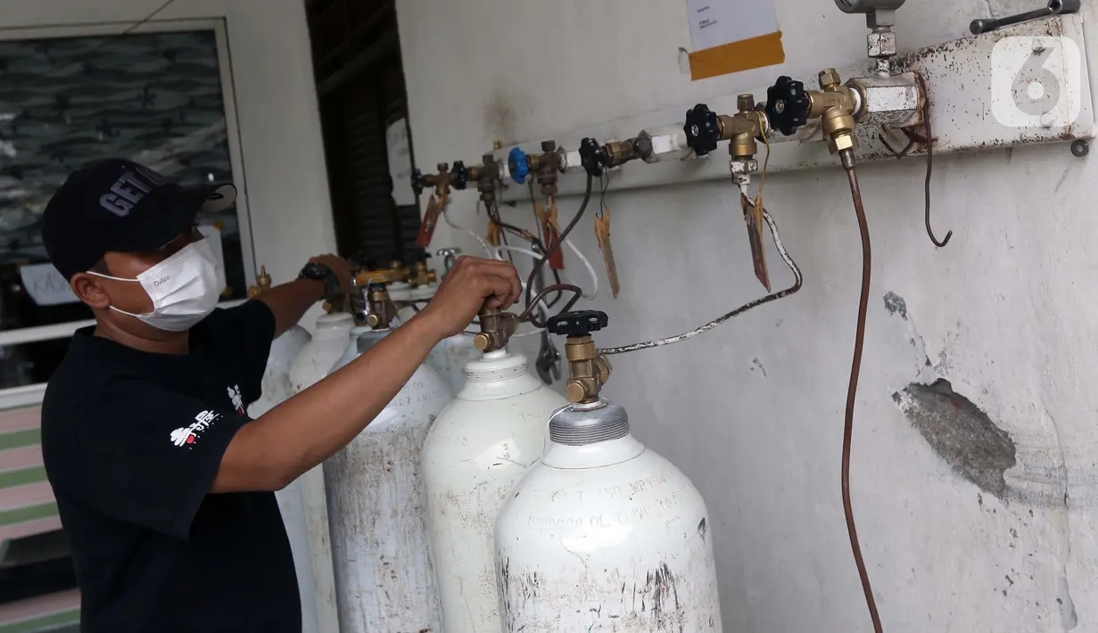 Pekerja menyiapkan pengisian ulang tabung oksigen di UD Berkah Oksigen, Kota Depok, Jawa Barat, Jumat (6/8/2021). Yayasan Khadimul Ummah Madani bekerjasama dengan UD Berkah Oksigen menyelenggarakan isi ulang tabung oksigen gratis setiap Jumat pukul 08.00-17.00 WIB. (Liputan6.com/Helmi Fithriansyah)
