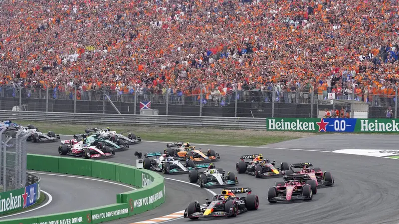 Foto: Hamilton Gagal Podium di F1 GP Belanda, Max Verstappen Kian Dekat Dengan Gelar Juara Dunia