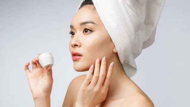 Bye Touch-Up, Ini Tips Makeup Flawless Buat Dinner Romantis