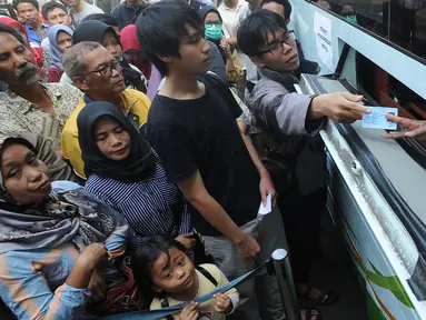 Warga mengantre untuk mengajukan permohonan pencetakan E-KTP di Kantor Disdukcapil Kota Bogor, Jawa Barat (6/6). Antrean panjang  terjadi sejak pagi hari. (Merdeka.com/Arie Basuki)