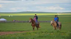 Para wisatawan menunggang kuda di objek wisata di Hulunbuir, Daerah Otonom Mongolia Dalam, China utara, 4 Agustus 2020. Otoritas Hulunbuir melakukan berbagai langkah guna meningkatkan pasar pariwisata lokal, seperti jadwal kerja yang lebih fleksibel dan mengeluarkan kupon wisata. (Xinhua/Xu Qin)