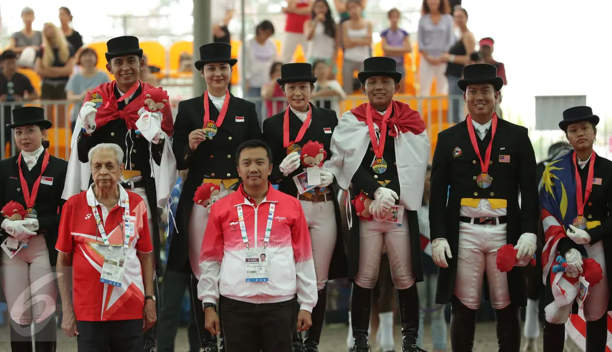 Tim berkuda Indonesia meraih medali emas SEA Games 2015 nomor nomor tunggang serasi tim yang dihelat di Singapore Turf Club Riding Centre, Sabtu (6/6/2015). Menpora Imam Nahrawi mengalungkan medali pada para pemenang (Liputan6.com/Helmi Fithriansyah)