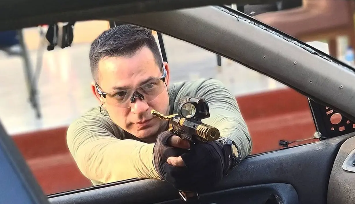 "Jadi ceritanya itu di Tunjungan Plaza, Ari tampil di satu panggung fashion show dan itu juga ada almarhum Adjie Massaid. Yang keluar duluan itu Adjie, penonton heboh," ungkap Lianto Wongso. (Instagram/ariwibowo_official)