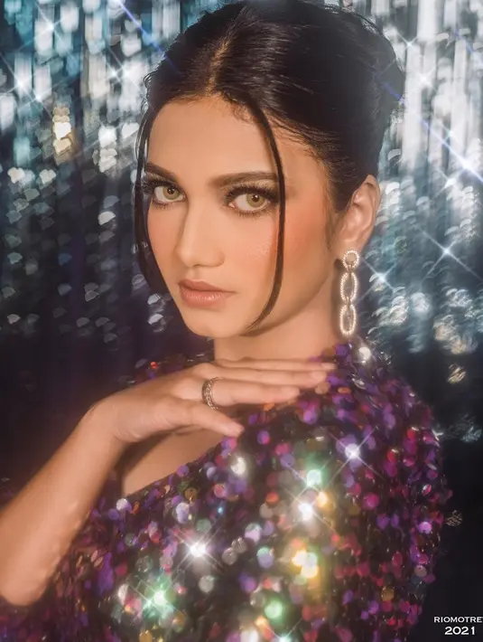 Seperti penampilannya satu ini. Pakai baju bling-bling, 
gaya makeup yang tajam pada matanya membuat aktris 17 tahun ini bikin pangling. Enggak sedikit penggemar yang terkesima. (Liputan6.com/IG/@ratusfy_)