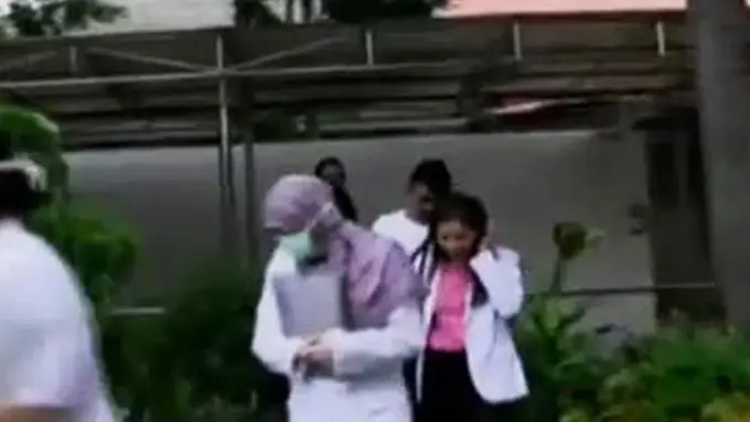 Keluar dari RS, Jessica Kelabui Wartawan dengan Pakaian Dokter