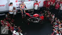 Marc Marquez berpose setelah memberikan coaching clinic di Sentul, Jawa Barat, Selasa (25/10). Dalam coaching clinic tersebut Marquez memberikan pengalaman dan motivasinya pada pembalap muda Indonesia binaan AHM. (Liputan6.com/Angga Yuniar)