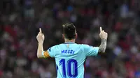 Penyerang FC Barcelona, Lionel Messi merayakan golnya ke gawang Athletic Bilbao pada lanjutan La Liga Santander di San Mames stadium, Bilbao, (28/102017). Barcelona menang 2-0. (AP/Alvaro Barrientos)