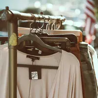 Warna outfit yang dikenal mampu memberikan kesan elegan, mahal, dan berkelas, tanpa harus tampil berlebihan (Foto: Samuel Ramos/Unsplash)