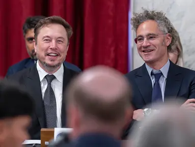 Elon Musk, CEO X perusahaan yang sebelumnya dikenal sebagai Twitter (kiri) dan Alex Karp, CEO perusahaan perangkat lunak Palantir Technologies duduk saat Pemimpin Mayoritas Senat Chuck Schumer mengadakan pertemuan tertutup dengan para pemimpin CEO teknologi untuk membahas prioritas dan risiko seputar artificial intelligence (AI) atau kecerdasan buatan dan bagaimana hal itu harus diatur di Capitol, Washington, Amerika Serikat, Rabu (13/9/2023). (AP Photo/J. Scott Applewhite)