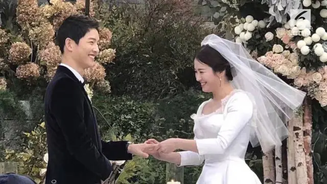 Song Joong Ki  tak kuasa menahan air mata saat mengucap janji pernikahan.
