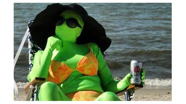 7 Tingkah Laku Orang saat di Pantai Ini Bikin Geleng Kepala