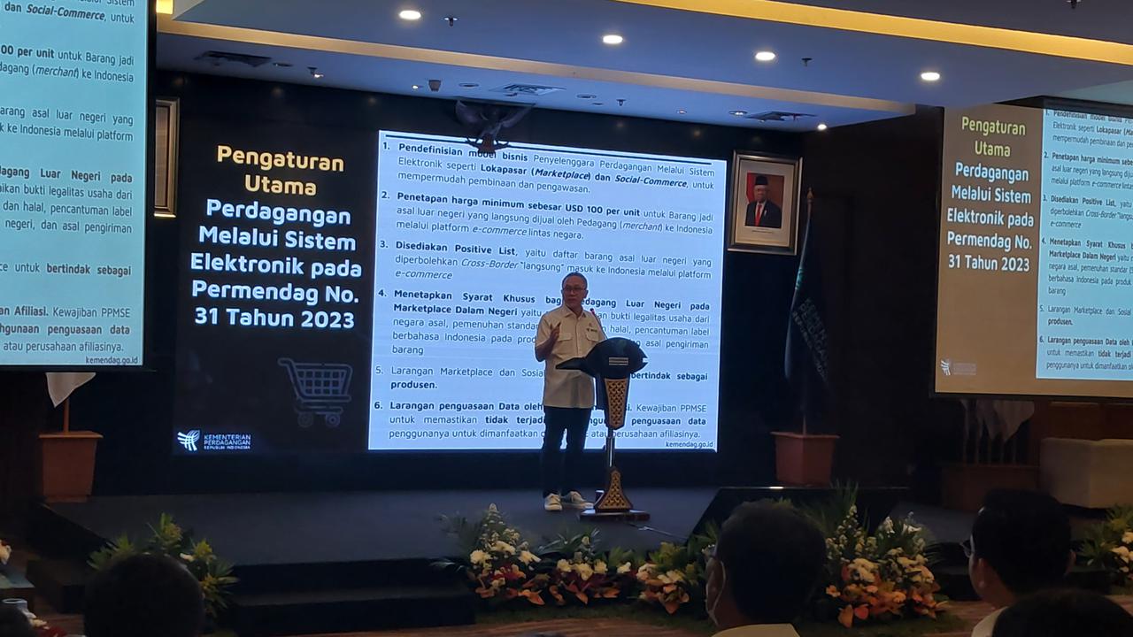 Menteri Perdagangan Zulkifli Hasan resmi menerbitkan aturan mengenai lingkup kerja dari social-commerce. Ini menegaskan kalau platform seperti TikTok Shop Cs akan dibatasi lingkup kerjanya.