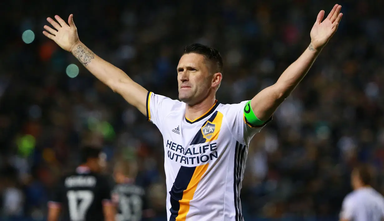 Robbie Keane. Striker Republik Irlandia yang kini berusia 41 tahun dan telah pensiun pada November 2018 bersama klub ATK di Liga India ini pernah berlaga di MLS selama 6 tahun mulai 2011 hingga 2016 saat memperkuat LA Galaxy. Ketajamannya di Liga Inggris tak berkurang dengan mencetak total 105 gol dan 42 assist dalam 170 laga bersama LA Galaxy. Ia berhasil menyabet beberapa penghargaan individu, di antaranya 4 kali MLS Best XI dan 1 kali MLS MVP. (AFP/Getty Images/Victor Decolongan)