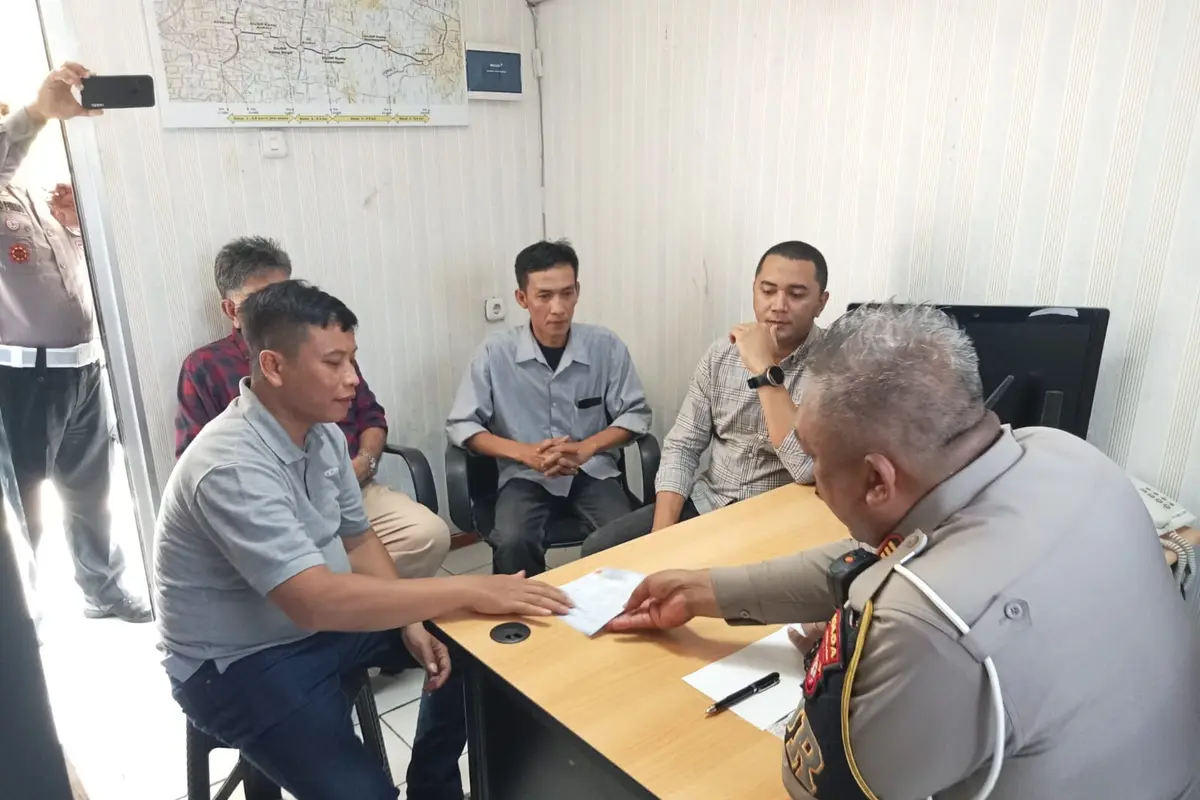 Tiga pengemudi mobil mewah yang melawan arah di jalan tol Depok-Antasari (Desari). (Merdeka.com/Bachtiarudin Alam)