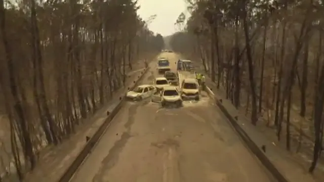 Gambar dari video drone pemandangan mobil di jalan IC8 antara Pedrogao Grande dan Figeiro Dos Vinhos setelah kebakaran hutan, di Portugal, Minggu, 18 Juni 2017. Banyak dari korban tewas terjebak di mobil ketika mencoba melarikan diri. (SIC melalui AP)