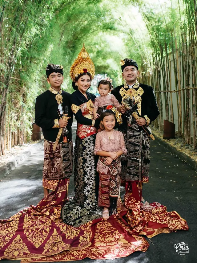 7 Gaya Pemotretan Keluarga Ruben Onsu dengan Baju Adat Bali, Curi Perhatian