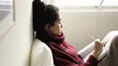 Maudy Ayunda memiliki hobi membaca buku. Buku bisa menjadi tempat healing untuk melepas penat di dari kegiatan yang padat. Penulis buku Kina ini terlihat sangat menikmati saat membaca buku hingga ia benar-benar terlihat sangat tenggelam dalam cerita di buku yang dibaca.(Liputan6.com/IG/@maudyayunda)