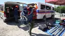 Tim penyelamat mempersiapkan peralatan untuk operasi pencarian korban gempa bumi di General Santos, Filipina, Selasa 9 Juni 2026. (AP Photo/Basilio Sepe)