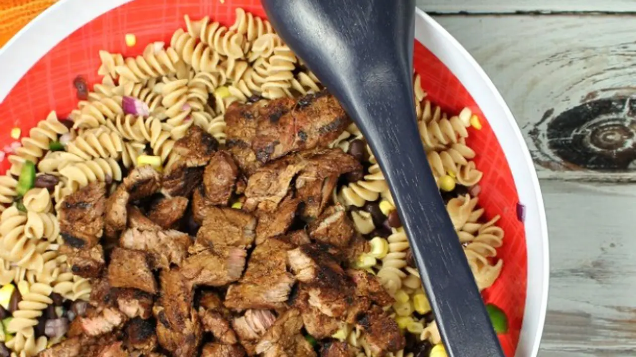 Salad Pasta dengan Daging, Makan Siang Sehat dan Lezat Hari Ini