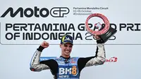 Pembalap MotoGP Spanyol tim BK8 Gresini Racing, Fermin Aldeguer, merayakan kemenangan di podium usai menjuarai balapan MotoGP Indonesia 2025 di Sirkuit Mandalika, Lombok, pada Minggu (5/10/2025). (AFP/Sonny Tumbelaka).