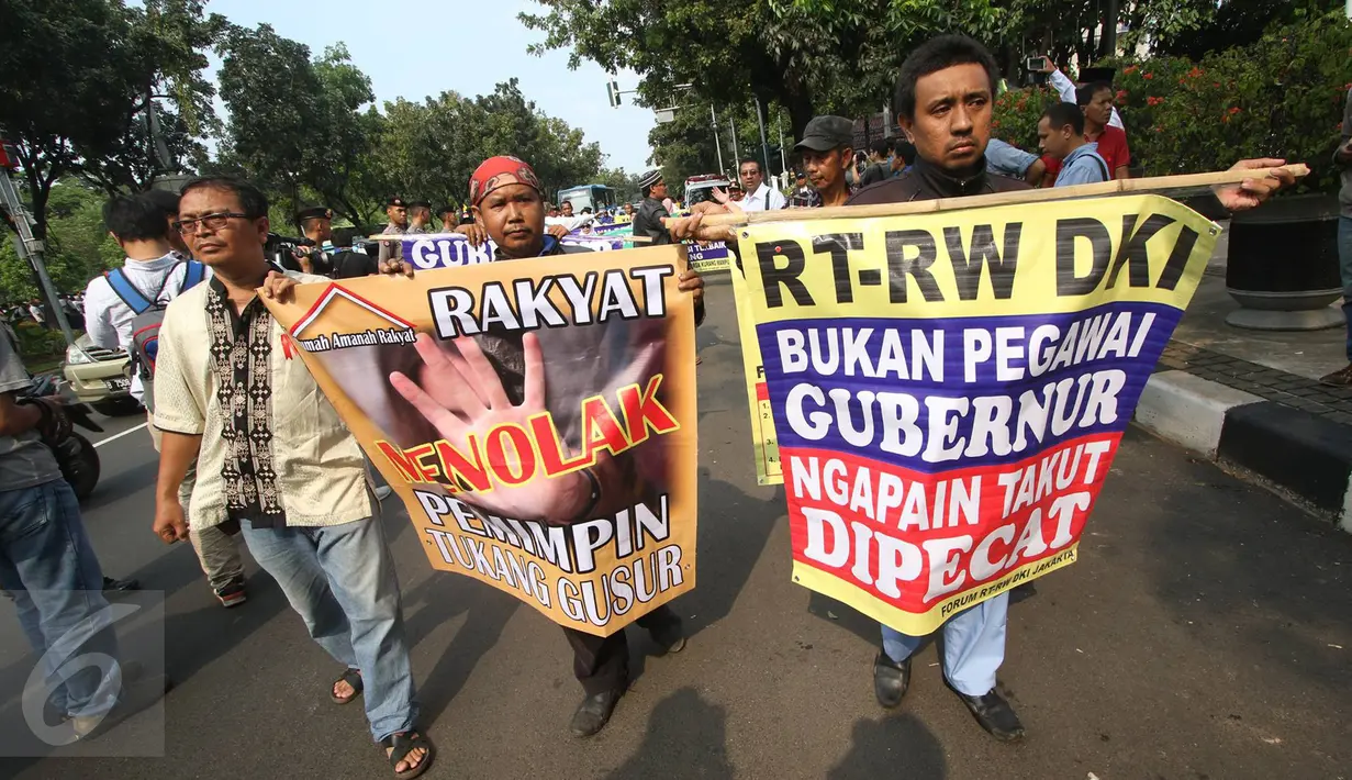 Massa dari Forum RT/RW membentangkan spanduk penolakan terhadap Gubernur DKI, Basuki Tjahaja Purnama di Balai Kota DKI Jakarta, Jumat (16/9). Mereka melakukan aksi damai dalam bentuk long march serta orasi kebebasan. (Liputan6.com/Immanuel Antonius)