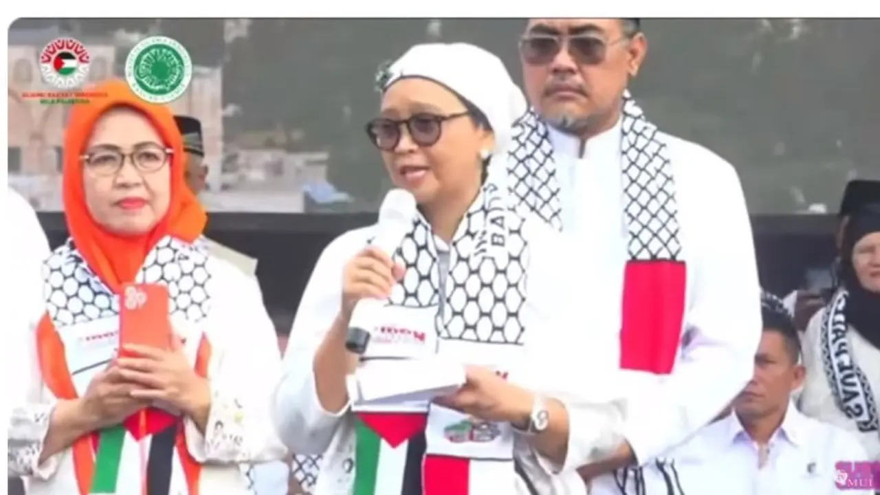 Pakai Outfit dan Turban Putih, Menlu Retno Marsudi Baca Puisi Buatannya di Aksi Bela Palestina