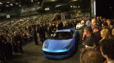 Mobil Ferrari 458 Italia custom-built 2011 milik penyanyi Justin Bieber saat di lelang di Barrett-Jackson di Westworld, Arizona, AS (21/1). Mobil Ferari 458 miliknya dilelang dengan harga senilai Rp 5,8 miliar. (Patrick Breen/The Arizona Republic via AP)