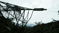 Tower Saluran Udara Tegangan Tinggi (SUTET) di Kecamatan Bantargadung, Kabupaten Sukabumi, Jawa Barat, roboh. (Liputan6.com/Mulvi Mohammad)