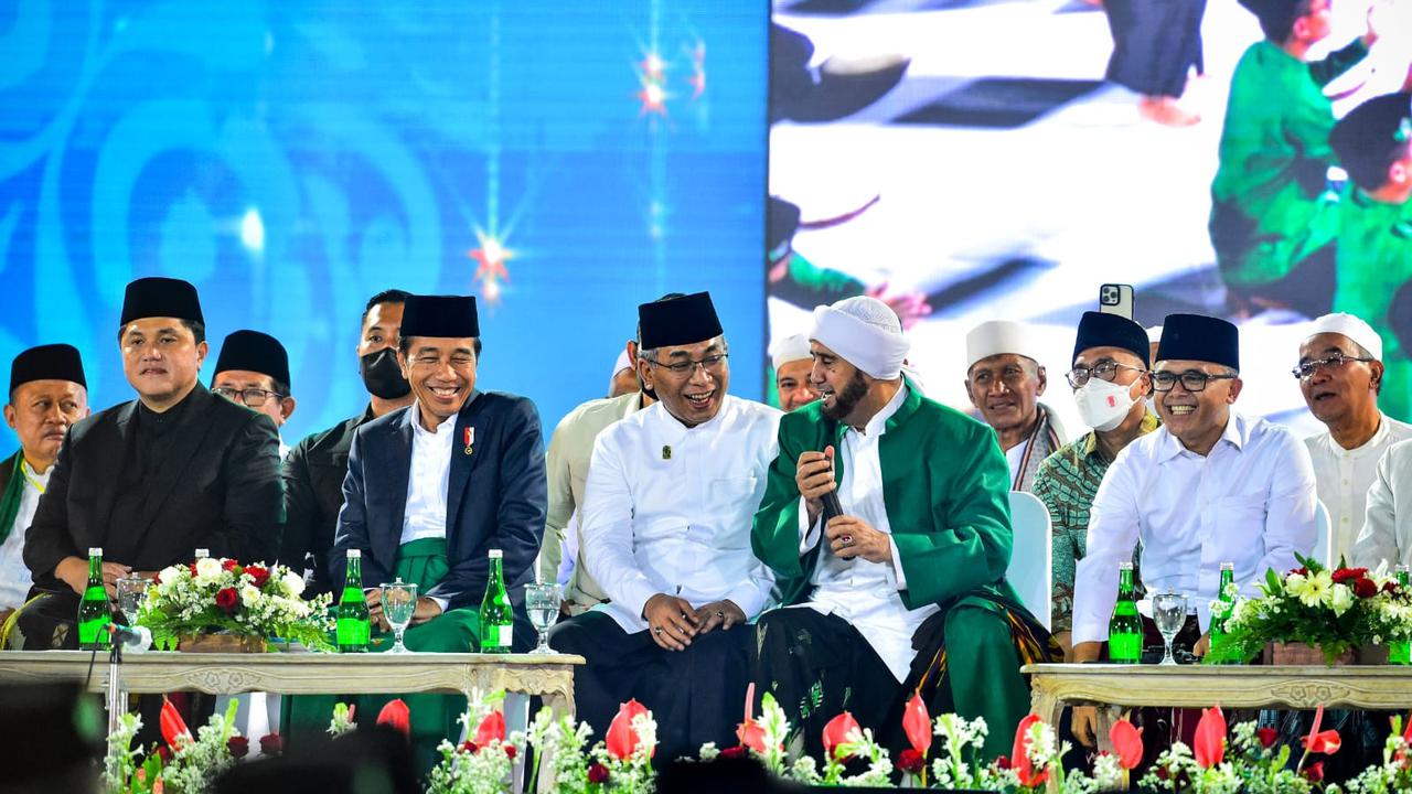 Habib Syech bin Abdul Qodir Assegaf terlihat akrab menyapa Presiden Joko Widodo di acara Festival Tradisi Islam Nusantara di Banyuwangi (Istimewa)