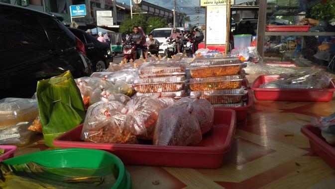 Lauk siap saji di pasar Kecamatan Ulee Kareng (Liputan6.com/Rino Abonita)