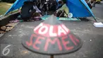 Sejumlah petani menggelar aksi penolakan pembangunan pabrik semen di Jakarta, Kamis (28/7). Aksi lanjutan tersebut sebagai penolakan terhadap tambang dan pabrik semen di Pegunungan Kendeng, Jateng. (Liputan6.com/Faizal Fanani)