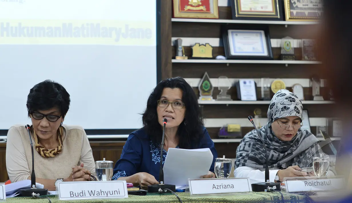 Ketua Komnas Perempuan Azriana (tengah) memberikan pemaparan saat menghadiri konferensi pers terkait hukuman mati di Jakarta, Jumat (24/4/2015). Mereka meminta kepada pemerintah agar membatalkan hukuman mati terhadap Mary Jane. (Liputan6.com/JohanTallo)