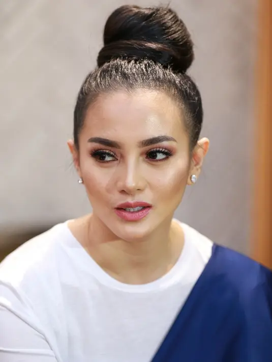 Ririn Ekawati pun penampilannya juga terlihat sederhana lantaran gaya rambutnya yang dibuat bun hair. Sedikit  berbeda, biasanya Ririn hadir dengan rambutnya yang terurai. (Adrian Putra/Bintang.com)