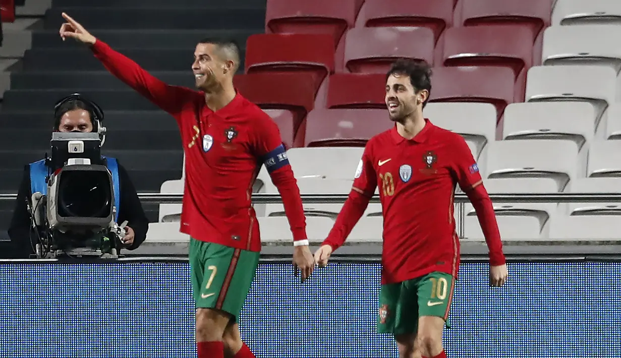Megabintang Portugal, Cristiano Ronaldo, merayakan gol ke-6 portugal ke gawang Andorra dalam laga uji coba Internasional di Stadion Luz, Lisbon, Portugal, Kamis (12/11/2020) dini hari WIB. Portugal menang telak 7-0 atas Andorra. (AP Photo/Armando Franca)