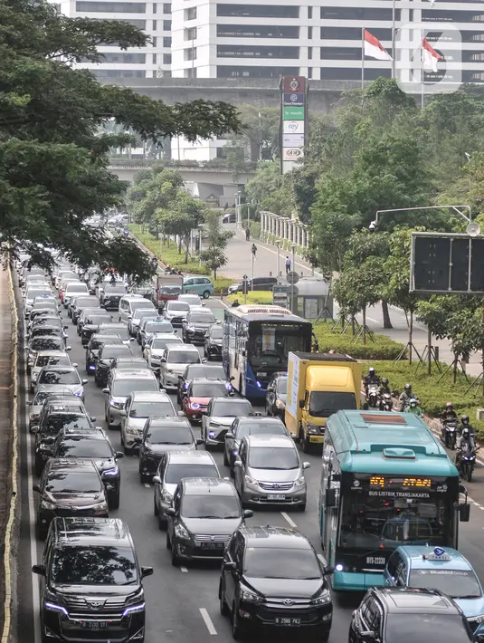 Pemerintah Provinsi (Pemprov) DKI Jakarta bersama Dishub DKI Jakarta dan Ditlantas Polda Metro Jaya tengah mengkaji pengaturan pembagian jam kerja menjadi dua opsi, yakni pukul 08.00 WIB dan 10.00 WIB. (merdeka.com/Iqbal S Nugroho)