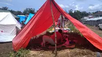 Pengungsi korban terdampak gempa Pasaman Barat. (Liputan6.com/ Novia Harlina)